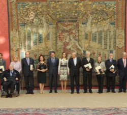 Doña Letizia junto a los galardonados y autoridades asistentes al acto de entrega de las Medallas de Oro al Mérito en las Bellas Artes